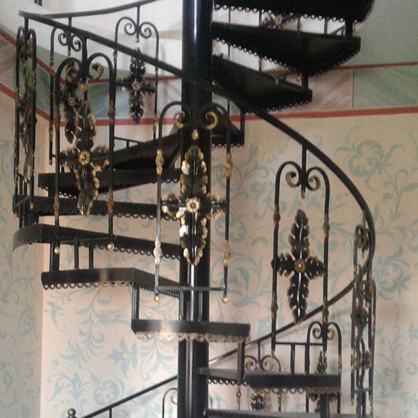 Балконы для хоров. Винтовые лестницы с кованными ограждениями